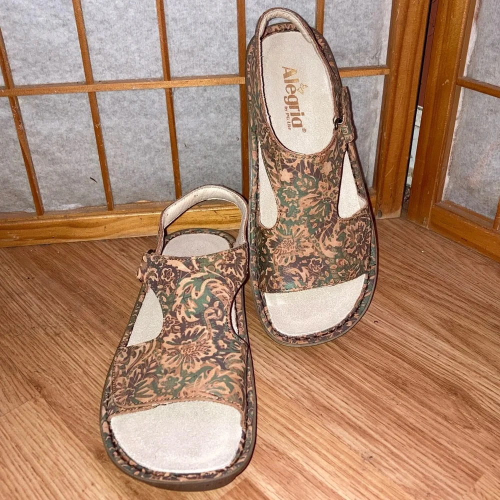 NWOT Algeria Viki Leather Floral Sandal Country Road Tan Green sz 38 / 8 - Picture 1 of 11